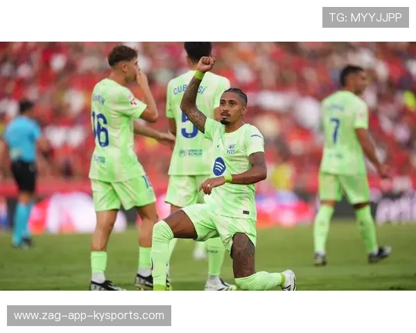 巴萨连续传递三角配合，拉菲尼亚禁区内爆射得分