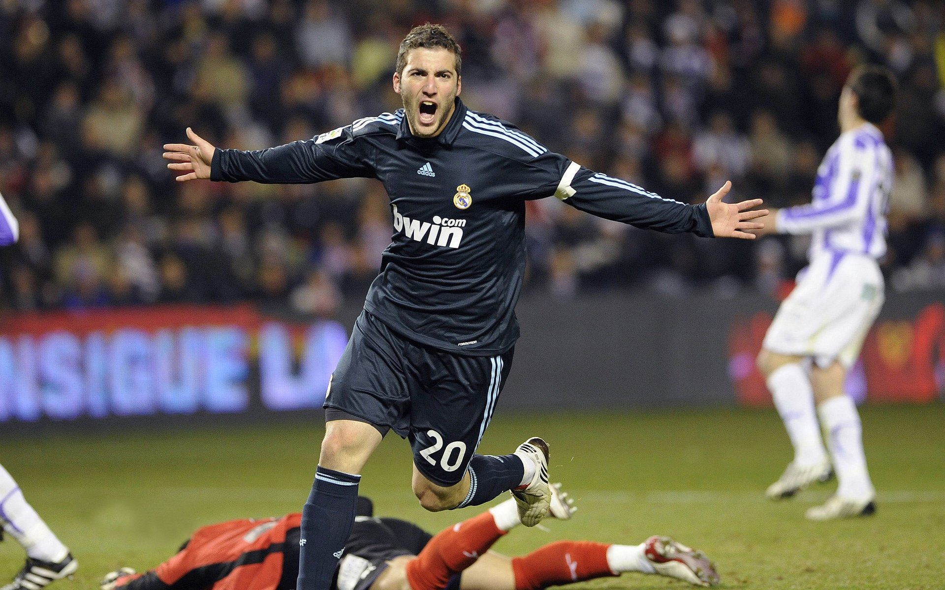 五大联赛是否重视通过前场横移调动后防空档,五大联赛场地大小